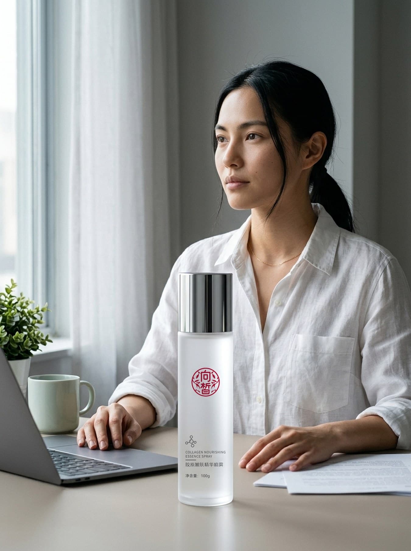午后工位窗边,小水晶立在桌上,模特坐在一旁看向窗外